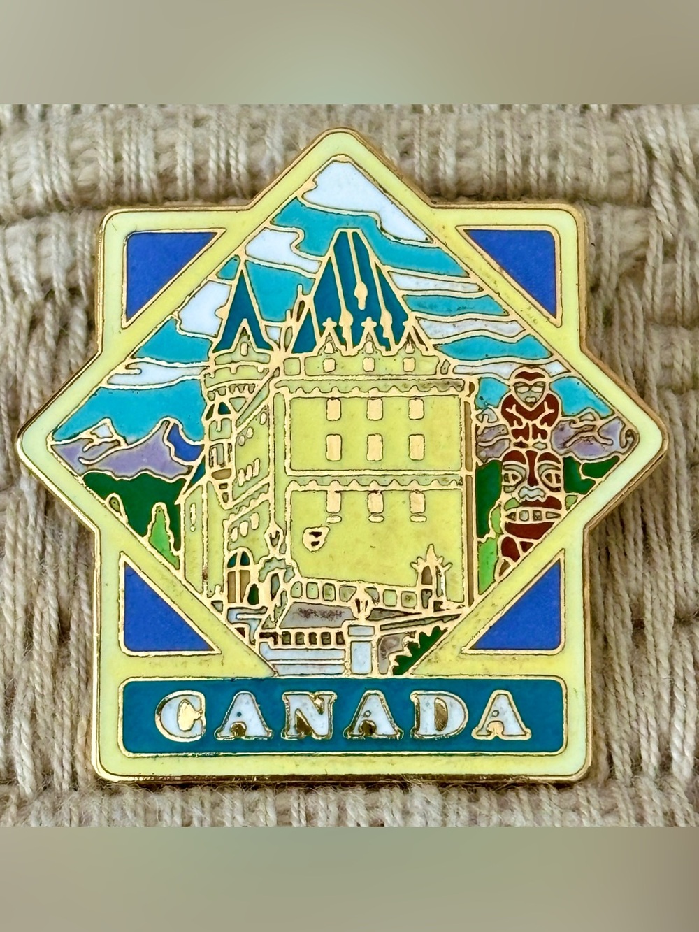 DISNEY 1999 *Rare* WDW Epcot World Showcase Canada Pavilion Pin